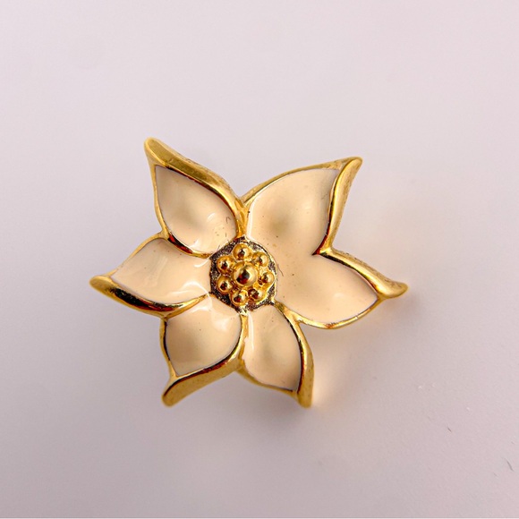 Vintage Trifari Cream Enamel Gold Tone Metal Post Flower Earrings - Picture 3 of 4